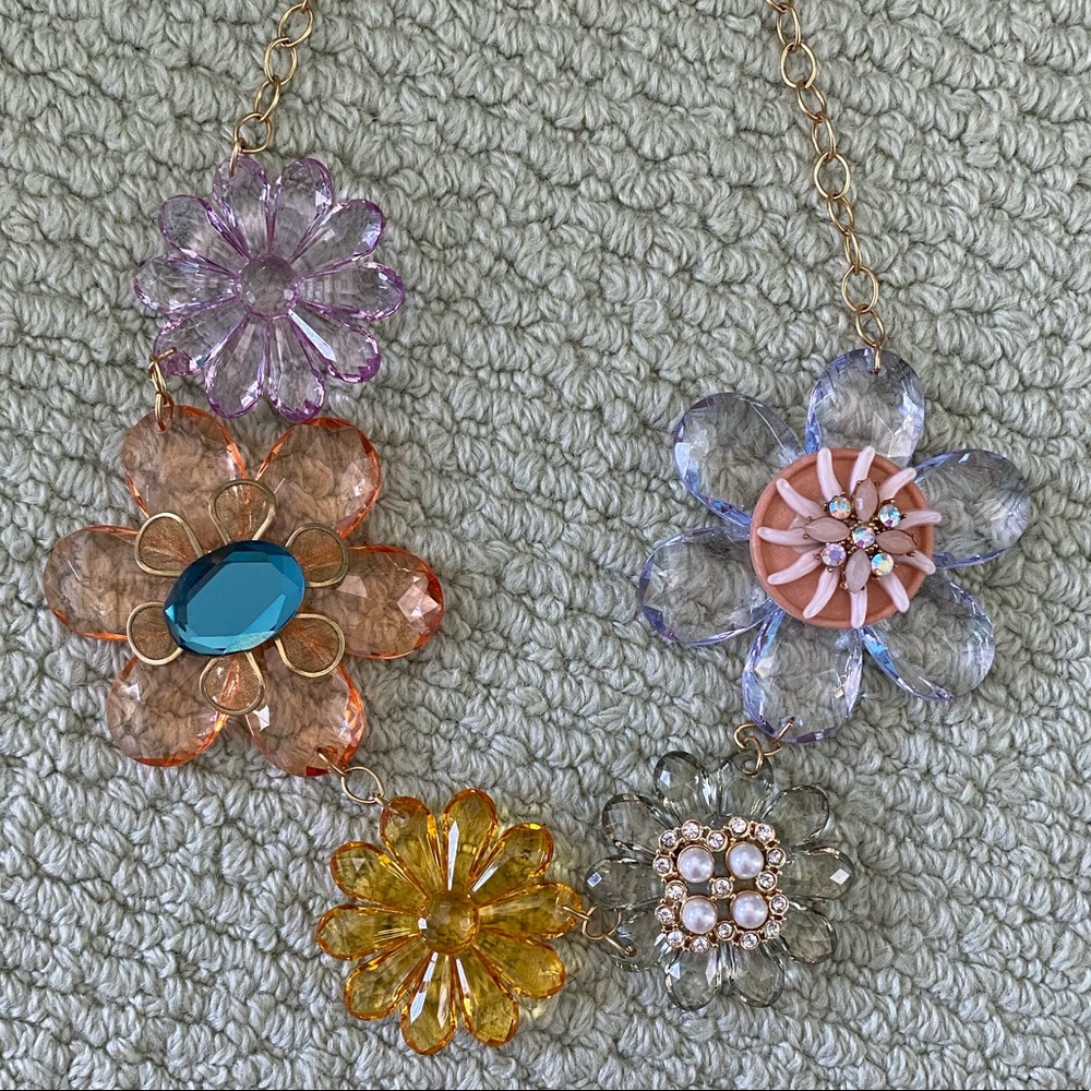 Anthropologie chunky floral necklace (NWT)